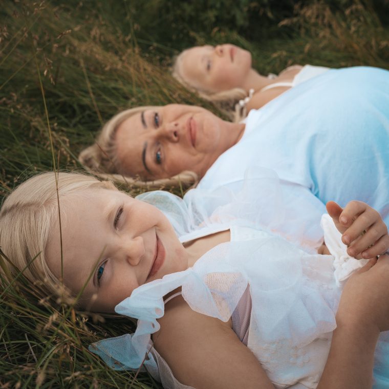 Portrait: Elsa, Ronja, Elly, photo 10 — photographer Iceland, LukasArt